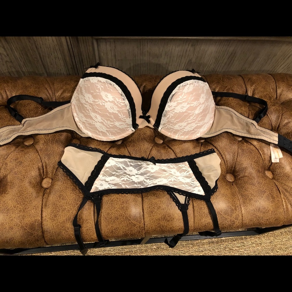 Gilligan O’ Malley bra and garter set